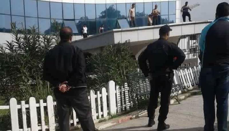 بالصور..محاولة إنتحار جماعي فوق سطح مقر ولاية البويرة