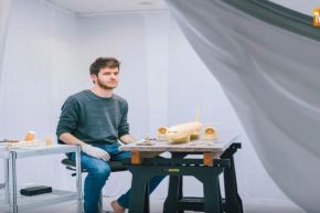 في 9 سنوات فنان يبني نسخة ورقية لطائرة بوينغ 777!