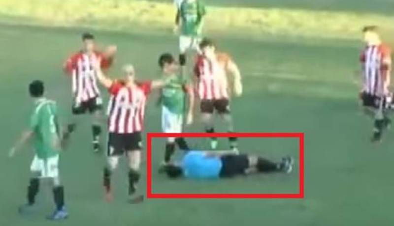 بالفيديو.. لاعب يقتل حكمًا في أرض الملعب