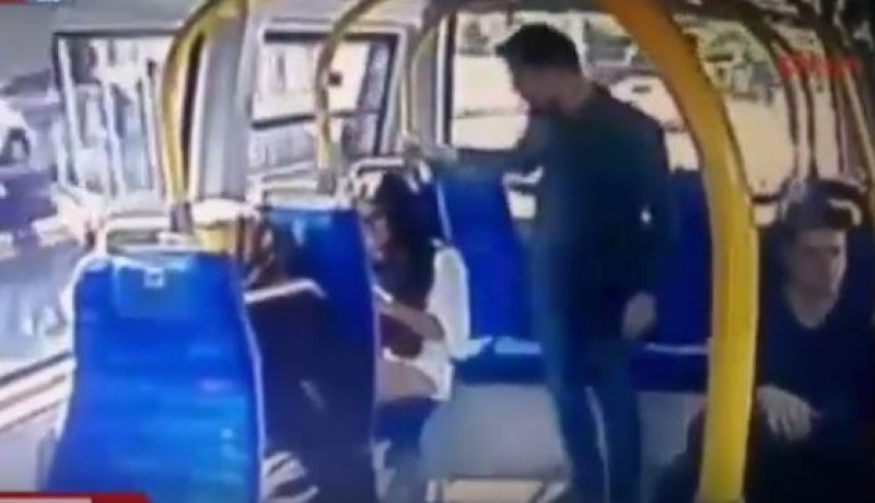 شاهد .. يعتدي على فتاة  في الحافلة بسبب لباسها في رمضان
