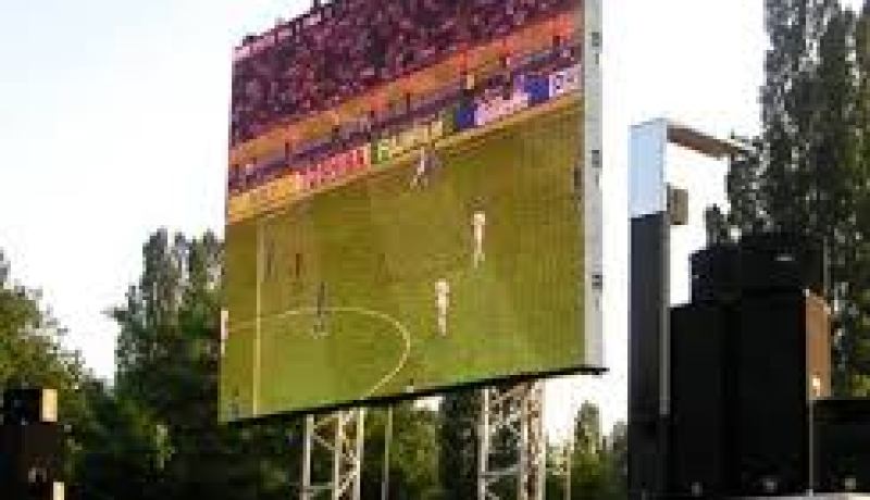 شاشات عملاقة بالجزائر لمشاهدة مباريات كأس العالم لكرة القدم