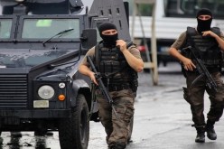 تركيا تعتقل 16 شخصا وتقصف 17 موقعا لحزب العمال الكردستاني