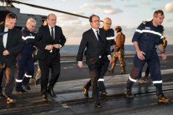 هولاند يزور حاملة الطائرات شارل ديغول المتواجدة في المتوسط