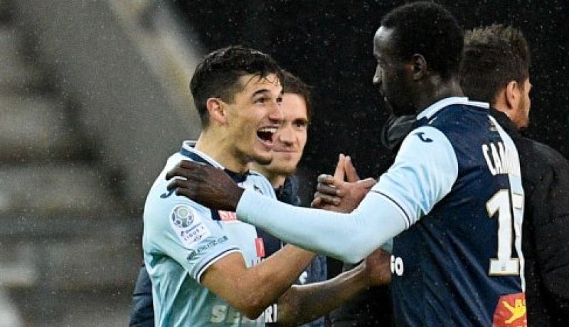 الرابطة الفرنسية تُشيد بـ “زين الدين فرحات” !