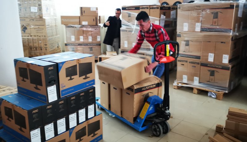 سيدي بلعباس: تسليم معدات إلكترونية ورقمية لتجهيز المدارس الابتدائية