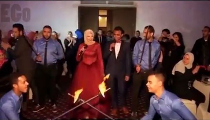 شاهد شجار بين عروسين في حفلة الخطوبة
