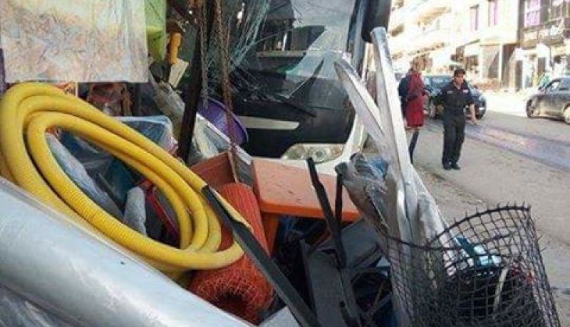 حافلة لنقل الطلبة ترتطم بمحلات لبيع أدوات البناء بتيبازة