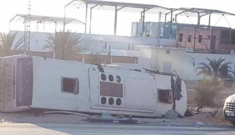 بالصور قتلى وجرحى إثر اصطدام شاحنة بحافلة لنقل المسافرين في الوادي