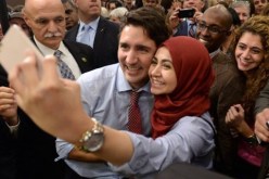 سيلفي لمحجبة مع رئيس الوزراء الكندي تحدث ضجة في مواقع التواصل الإجتماعي