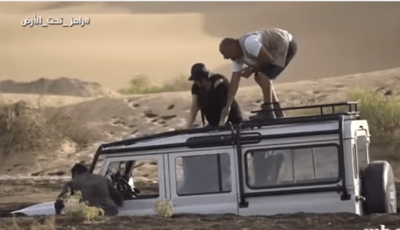 فيديو يكشف أين تختفي سيارة رامز تحت الأرض عند الغوص في الرمال