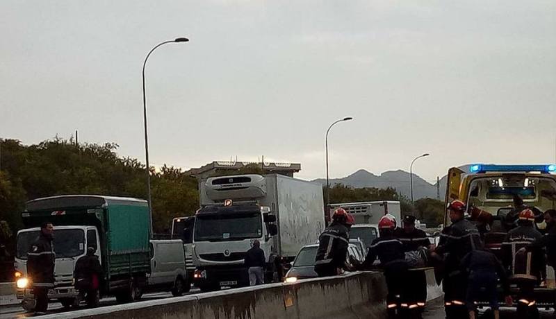 بالصور اصطدام خطير لـ 7 سيارات بشاحنة في منحذر الأربعطاش اتجاه العاصمة