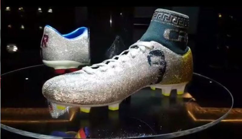 بالفيديو… حذاء من الألماس هدية لرونالدو