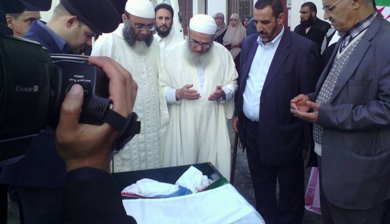 بالصور..إلقاء النّظرة الأخيرة على جثمان الفقيد الشيخ زبير طوالبي