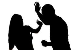 شاهد.. كيف يُعذّب خادمته بـوحشية