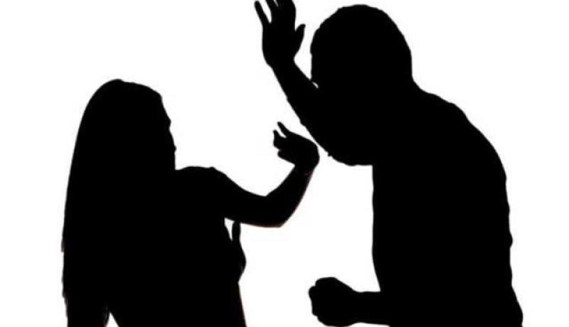 شاهد.. كيف يُعذّب خادمته بـوحشية