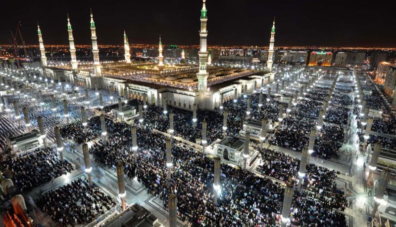 بالفيديو.. إفطار جماعي لضيوف الرحمن في المسجد النبوي وسط أجواء إيمانية