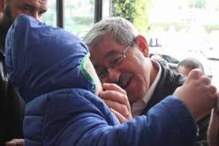 صور أويحيى يداعب رضيع تشعل الفايسبوك