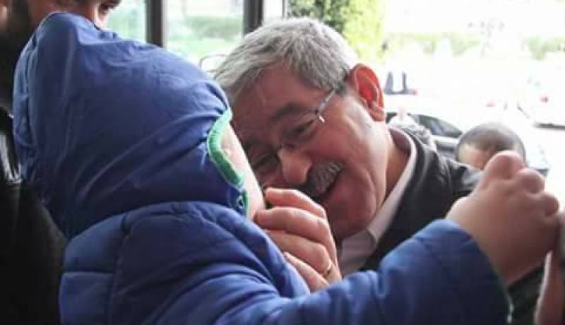 صور أويحيى يداعب رضيع تشعل الفايسبوك
