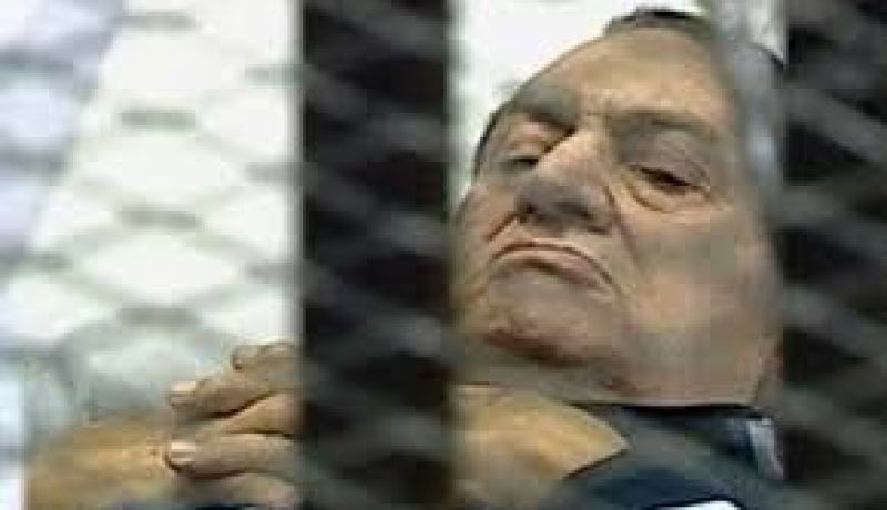 مبارك يغادر قفص الاتهام أثناء محاكمته بعد تعرضه لوعكة صحية