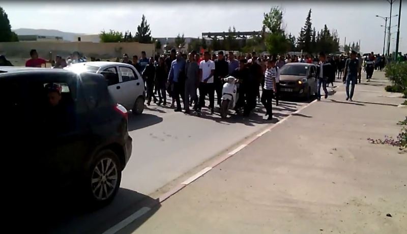 بالفيديو.. جنازة شاب مقتول تتحول إلى مسيرة حاشدة في شوارع تبسة