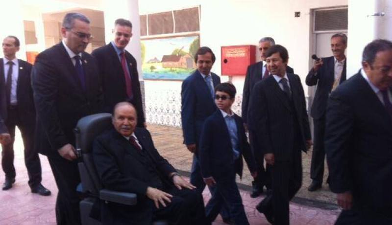 بالصور والفيديو: المترشح بوتفليقة يدلي بصوته في مدرسة البشير الابراهيمي بحضور الصحافة الدولية والوطنية