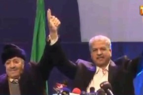 سلال يدخل برفقة العقيد ورمز الشاوية الطاهر زبيري إلى القاعة البيضاوية