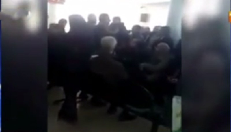 بالفيديو: الجالية الجزائرية تعاني سوء المعاملة بالقنصلية العامة في باريس