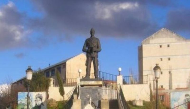 تدشين تمثال للعقيد عميروش ببني يني بولاية تيزي وزو