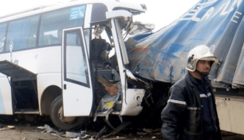 إصابة 17 شخصا في حادث اصطدام حافلة  بشاحنة  بالطريق السيار في معسكر