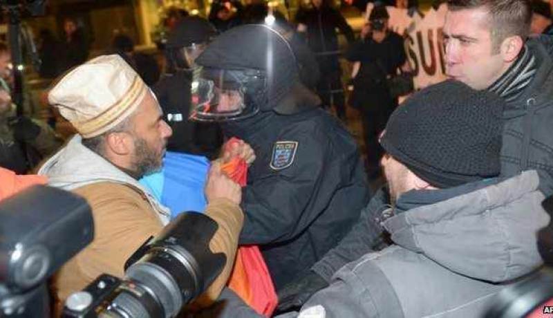 17  جريحا في مواجهات بين لاجئين والشرطة في المانيا اثر تمزيق مصحف