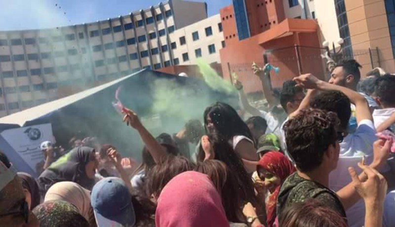 الاحتفال بمهرجان الألوان بدل يوم العلم