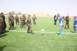 بالصورة.. قايد صالح يداعب الكرة