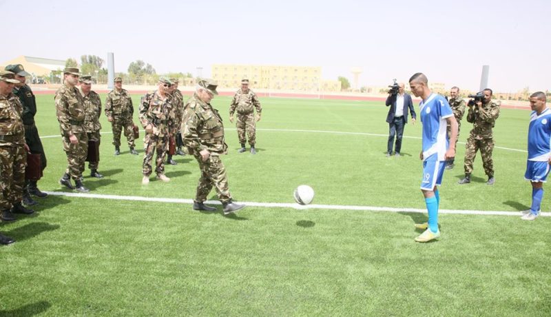 بالصورة.. قايد صالح يداعب الكرة