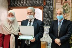 وزير الصناعة يُكرم عددا من عمال الوزارة المتقاعدين