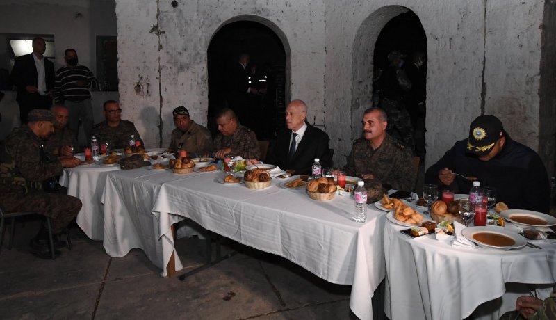 الرئيس التونسي يشارك وجبة الافطار مع القوات الأمنية والمسلحة