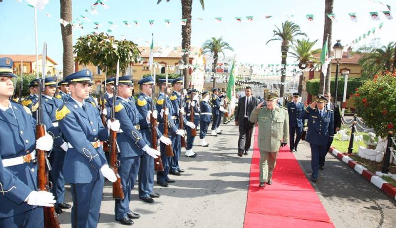 قايد صالح يثمن الجاهزية العملياتية والقتالية لقوات الدفاع الجوي عن الإقليم