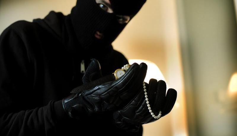 مواطنون يطيحون بلصوص سرقوا حقيبة مجوهرات ويعيدونها لصاحبها في سكيكدة