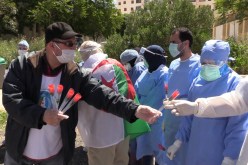 بالصور .. مصحف وباقة ورد لكل طبيب في مواجهة كورونا بمستشفى عين البيضاء