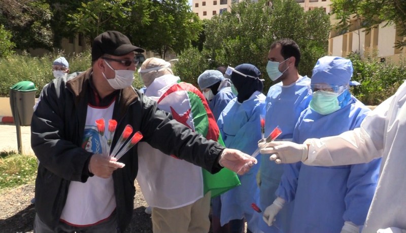 بالصور .. مصحف وباقة ورد لكل طبيب في مواجهة كورونا بمستشفى عين البيضاء