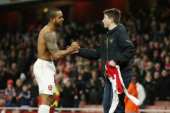 فيديو  نجم  مدفعجي يحتفل بطريقة غريبة مع مشجع بفوز أرسنال