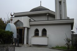 إيطاليا تعتزم حظر المساجد غير المرخصة