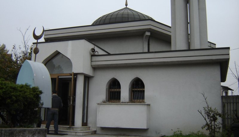 إيطاليا تعتزم حظر المساجد غير المرخصة