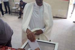 بالصورة.. عريس يفاجئ الجميع بالحضور الى مكتب اقتراع للتصويت