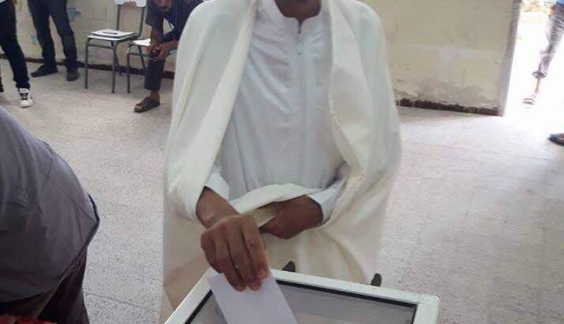 بالصورة.. عريس يفاجئ الجميع بالحضور الى مكتب اقتراع للتصويت