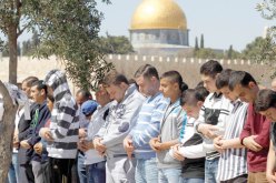 إسرائيل تمنع سكان غزة من صلاة الجمعة في المسجد الأقصى