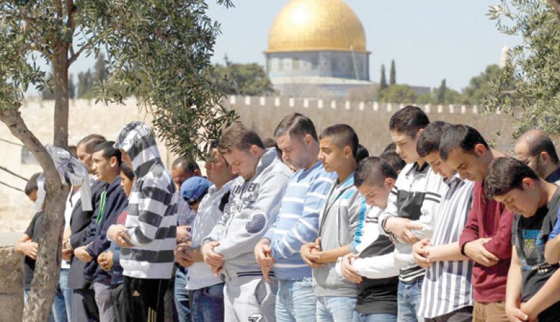 إسرائيل تمنع سكان غزة من صلاة الجمعة في المسجد الأقصى
