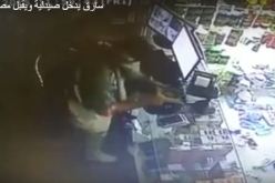 بالفيديو لص يقبل مصحفا أثناء سرقة محل في السعودية