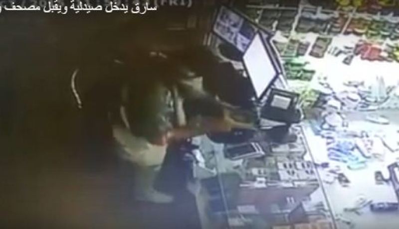 بالفيديو لص يقبل مصحفا أثناء سرقة محل في السعودية