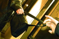 يسلب منها حقيبة‮ ‬يدها حتى تعطيه رقم هاتفها بڤالمة