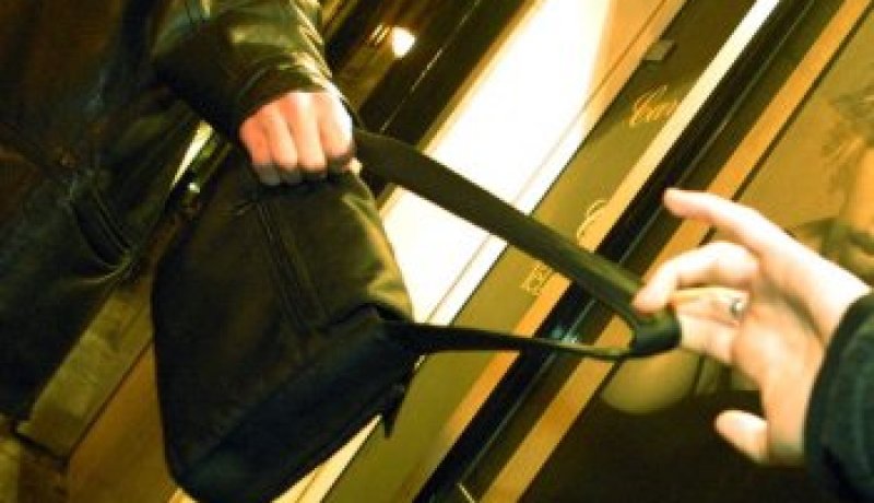 يسلب منها حقيبة‮ ‬يدها حتى تعطيه رقم هاتفها بڤالمة